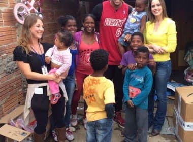 Léo Santana faz doação de roupas, brinquedos e alimentos a família carente