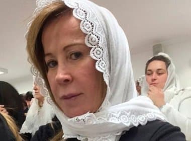 Solteira, Zilu posta selfie durante culto religioso