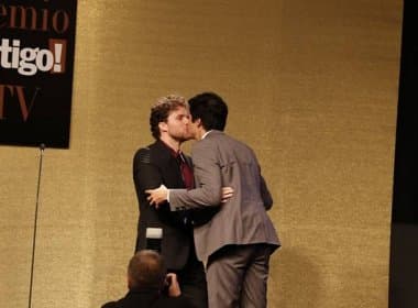 Mateus Solano e Thiago Fragoso comemoram prêmio com selinho