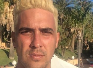 André Marques aparece com cabelos descoloridos em Ibiza