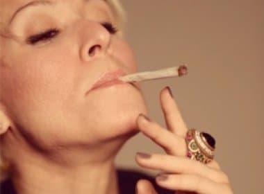 Patrícia Marx posta foto fumando maconha e defende uso da erva