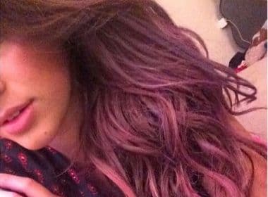 Bruna Marquezine aparece com cabelos rosa 