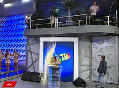 Fausto Silva leva banho de pipoca do próprio filho em programa ao vivo