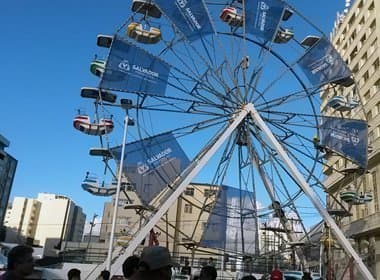 Acompanhada do filho e amigas, Ivete curte roda-gigante instalada pela prefeitura no Farol