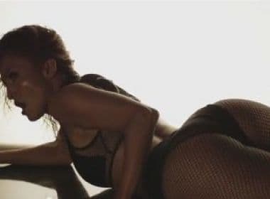 Jennifer Lopez aparece em cenas sensuais ao lado da rapper Iggy Azalea