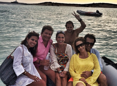Guilhermina Guinle e Giovanna Antonelli se divertem no mar de Ibiza e publicam fotos na web
