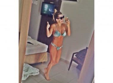 Fernanda Souza faz selfie de biquíni e recebe elogios no Instagram