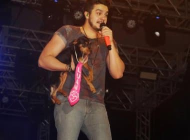 Cachorrinho vira convidado especial de Luan Santana no palco do Arena Bahia Music