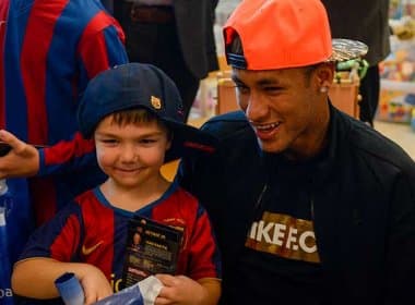 Neymar e time do Barcelona visitam hospital infantil na Espanha