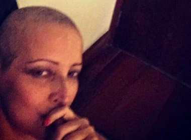 Na luta contra o câncer, Betty Lago posta foto com a cabeça raspada