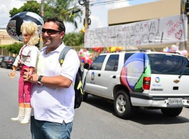 Fã, repórter da Globo é afastado por ir à chegada de Xuxa na Record