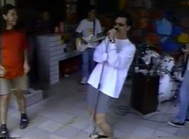 Relembrar é viver: Wagner Moura aparece em vídeo de 1995 cantando na faculdade; assista