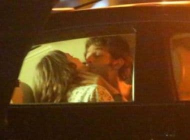 Chay Suede e Luisa Arraes gravam cenas de romance dentro de carro no Rio de Janeiro