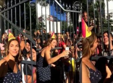 Fãs de Ivete fazem celebração de aniversário para a cantora na porta de seu condomínio