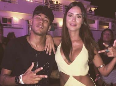 Neymar e Thaila Ayala trocam beijos durante festa em Ibiza