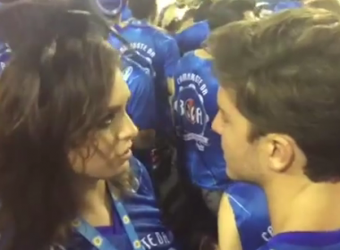Monica Iozzi e Klebber Toledo se beijam durante carnaval no Rio de Janeiro