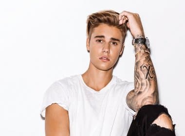 Justin Bieber cai em buraco durante show no Canadá; veja vídeo