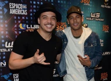 De férias no Brasil, Neymar vai a show de Wesley Safadão em São Paulo
