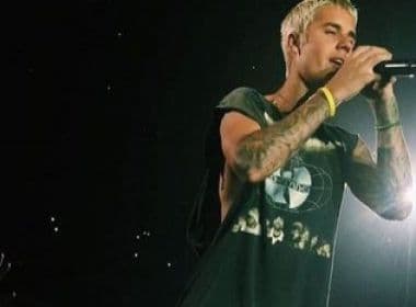 Justin Bieber renega presente de fã em show: ‘Não quero essa m****’; veja:
