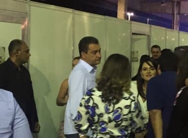 No Villa Mix, governador Rui Costa vai ao camarim do Aviões do Forró