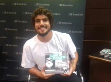 Em Salvador para lançar livro, Caio Castro fala: &#039;Experiência de viver relacionamento a 3’
