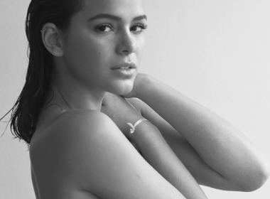 Bruna Marquezine faz topless em ensaio sensual de revista