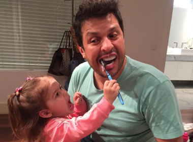 Ceará ensina filha de 2 anos a imitar Silvio Santos e vídeo viraliza; assista