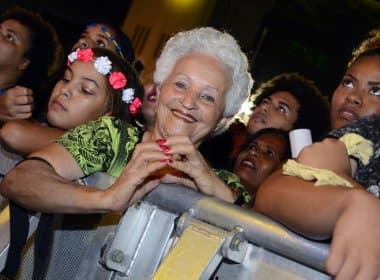 Veterana nas festas de Salvador, senhora de 76 anos acompanha shows no Comércio