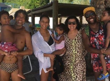 Taís Araújo, Lázaro Ramos e filhos aproveitam dia de sol com Regina Casé na Bahia