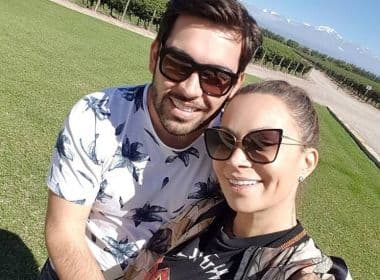 Solange Almeida é pedida em casamento durante viagem com namorado