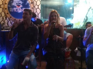 Ivete Sangalo curte noite em Salvador e dá canja em bar do Rio Vermelho; veja vídeo