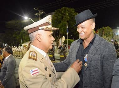 Léo Santana é homenageado pela Polícia Militar da Bahia com medalha de mérito