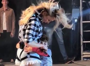 Claudia Leitte canta com filho em show de Itatim: 'Meu amor ficou todo tímido'