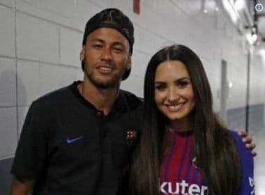 Demi Lovato prestigia partida do Barcelona e encontra Neymar nos bastidores
