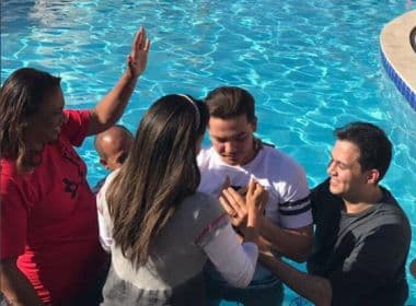Wesley Safadão e Thyane Dantas se batizam em igreja cristã de Fortaleza