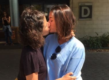 Bruna Marquezine beija Flora Diegues em protesto à decisão judicial sobre ‘cura gay’