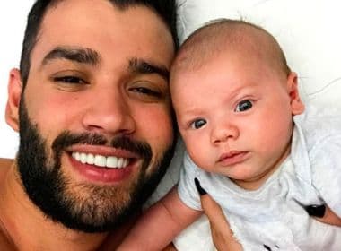 Gusttavo Lima tenta ensinar filho de dois meses a falar ‘papai’: ‘Tá quase’