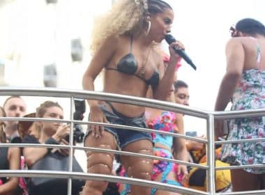 ‘Vai Malandra’: Anitta revive biquíni de fita isolante para Carnaval do Rio