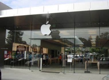 Idosa processa Apple por ter batido rosto em parede de vidro e quebrado o nariz