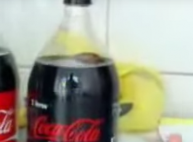 Mulher será indenizada por empresa após encontrar barata em Coca-Cola