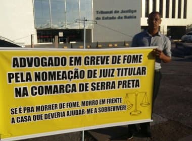 Advogado faz greve de fome na frente do TJ-BA para pedir nomeação de juiz para Serra Preta