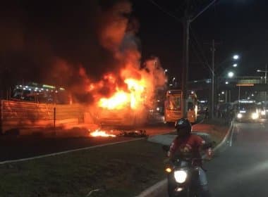 Indivíduos ateiam fogo em ônibus na Avenida Paralela