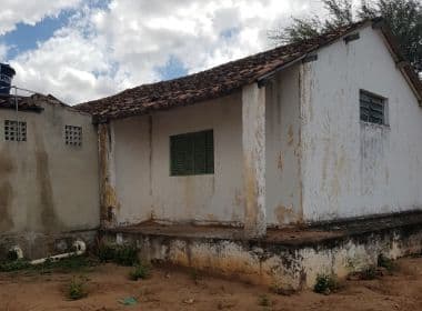 MP-BA pede interdição de escola em Caldeirão Grande; alunos se alimentam no chão