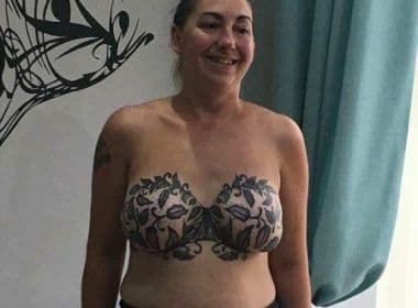 Mulher supera câncer de mama com tatuagem que imita sutiã