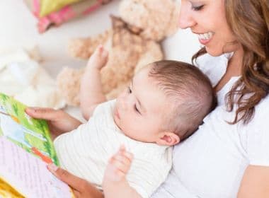 Ler em voz alta faz bem para o cérebro da criança, aponta estudo