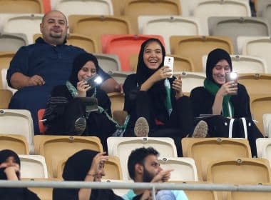 Arábia Saudita tem primeiro jogo de futebol com mulheres nas arquibancadas