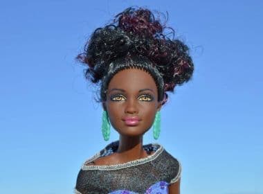 Garota cria ONG para distribuir bonecas negras para meninas carentes