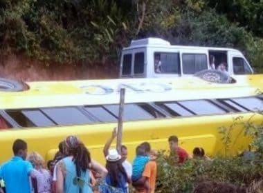 Porto Seguro: Ônibus com turistas tomba em barranco; três ficam feridos