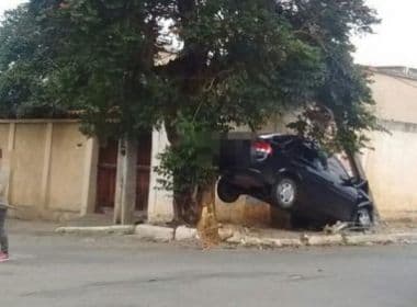 Conquista: Após acidente, carro fica 'pendurado' entre árvore e poste