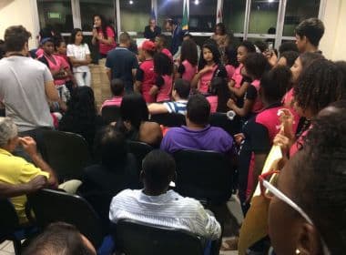 Lauro de Freitas: Manifestantes ocupam Câmara e acusam ‘perseguição’ à escola